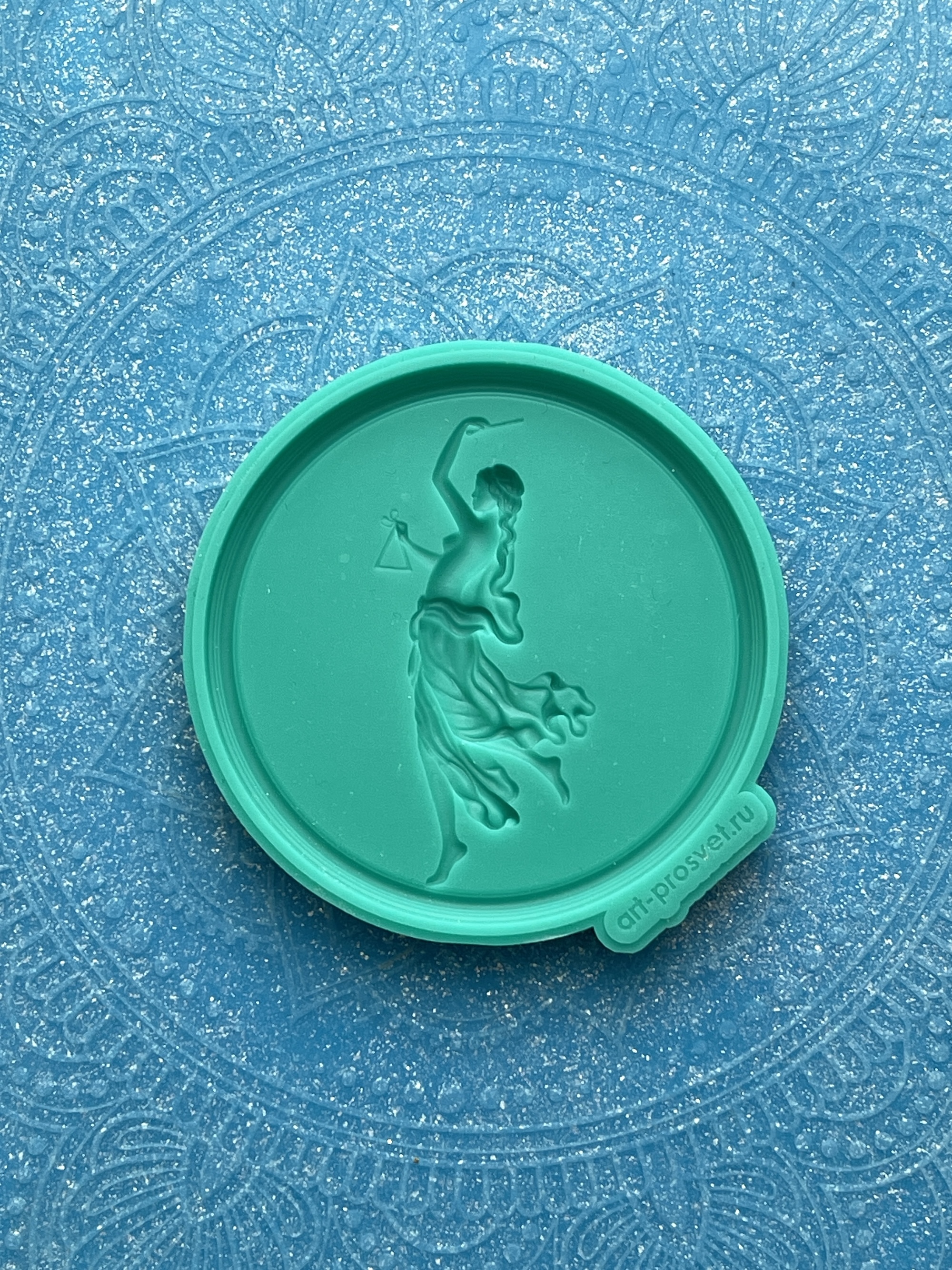 Молд панно "Девушка с треугольником" (M)