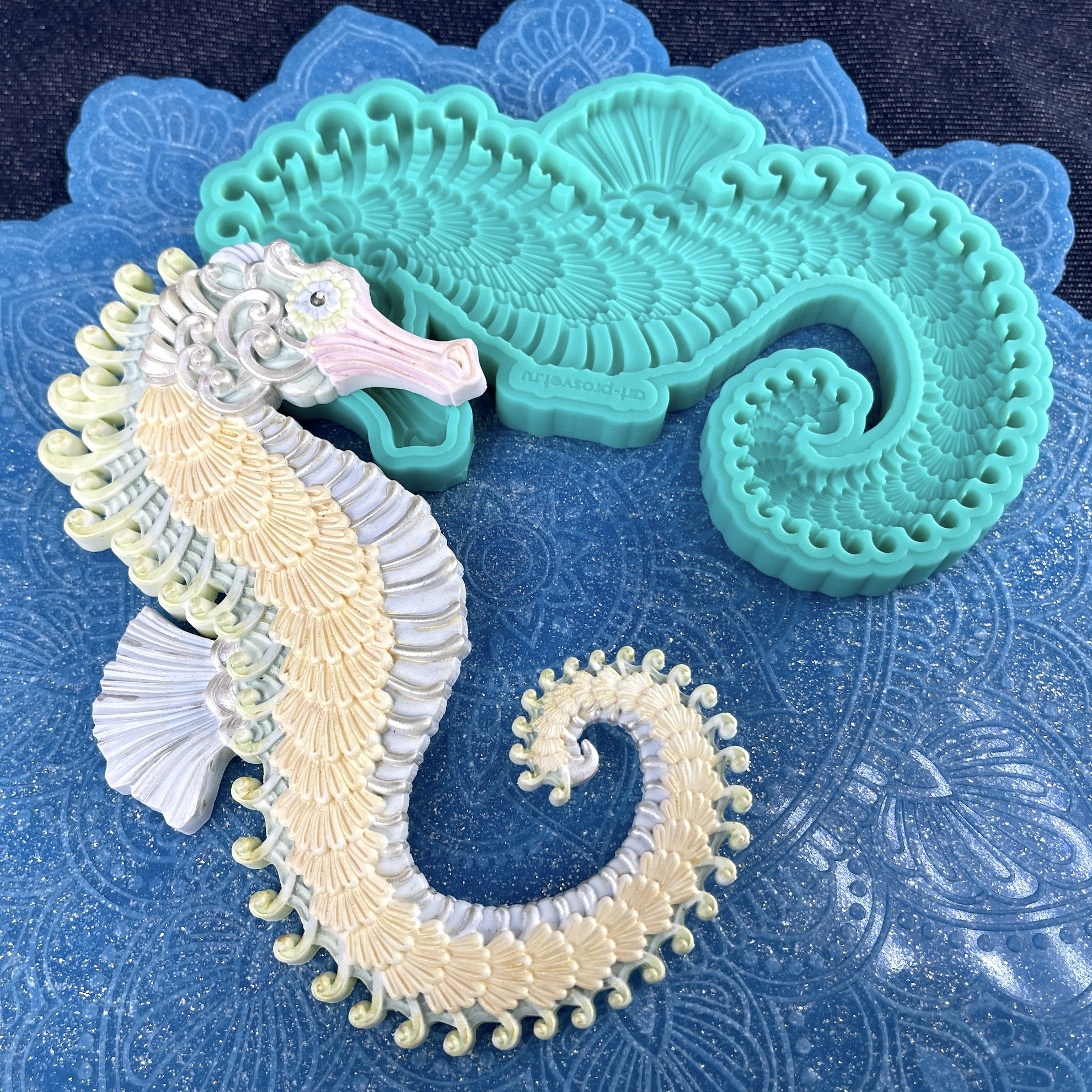 Молд "Морской конёк с рельефным рисунком" (XL)