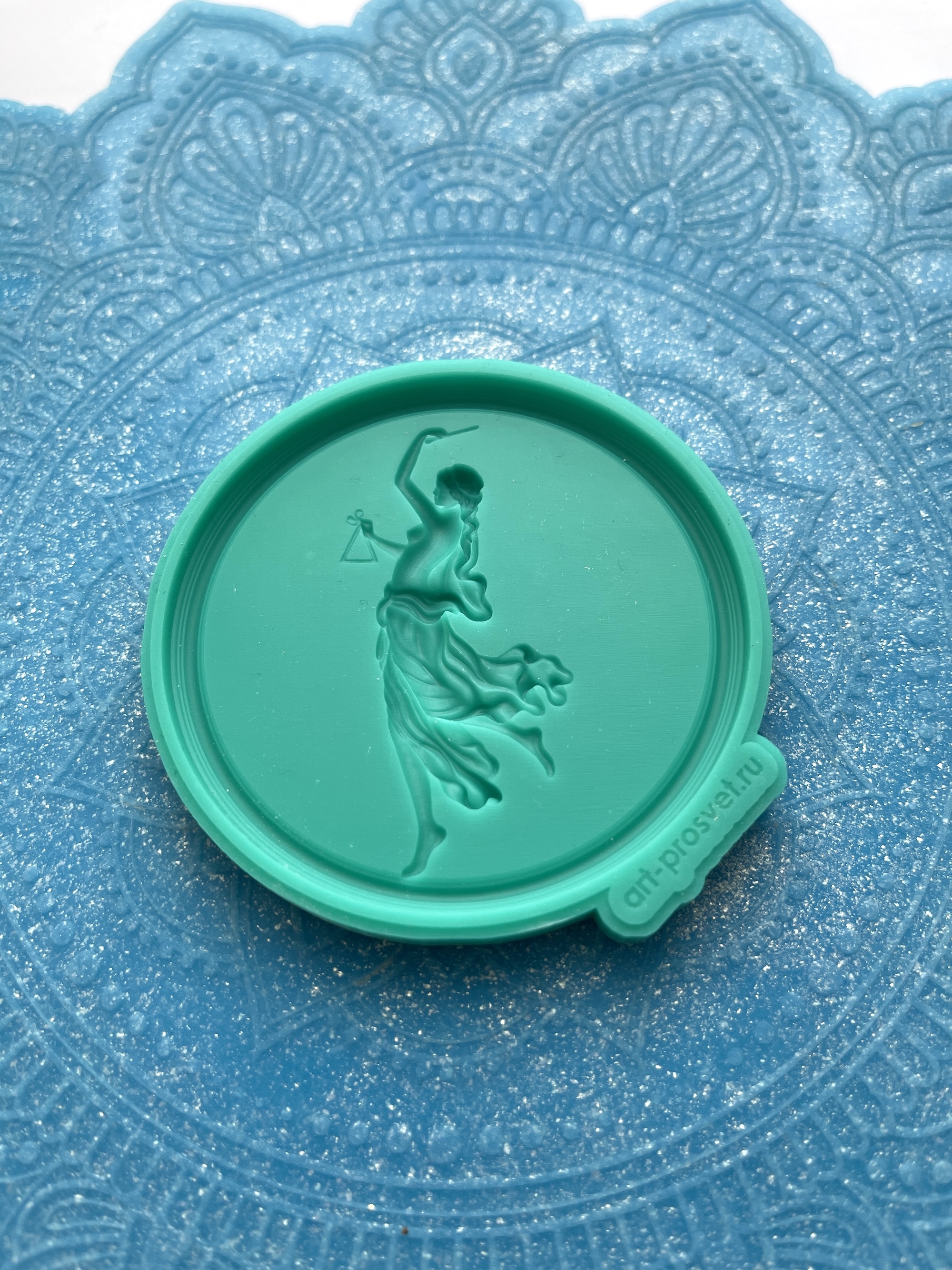 Молд панно "Девушка с треугольником" (M)