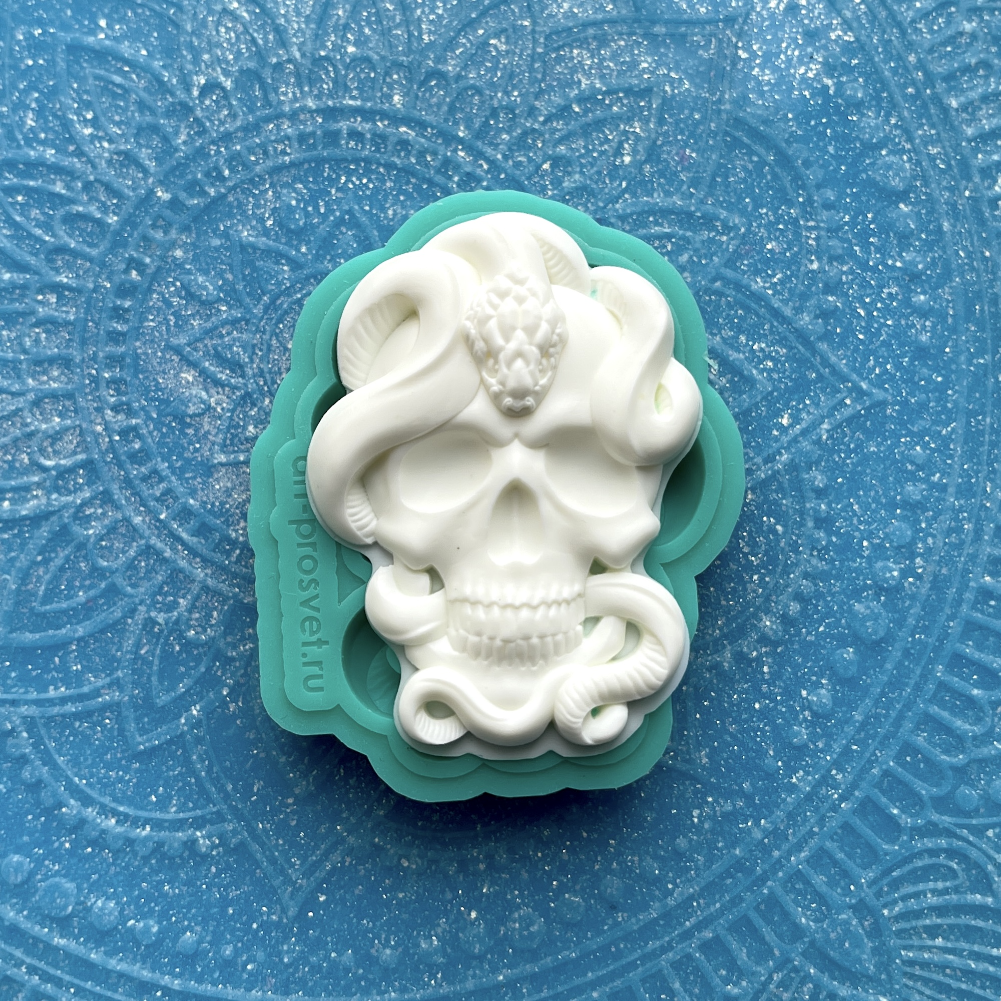 Молд "Череп со змеей" (S)