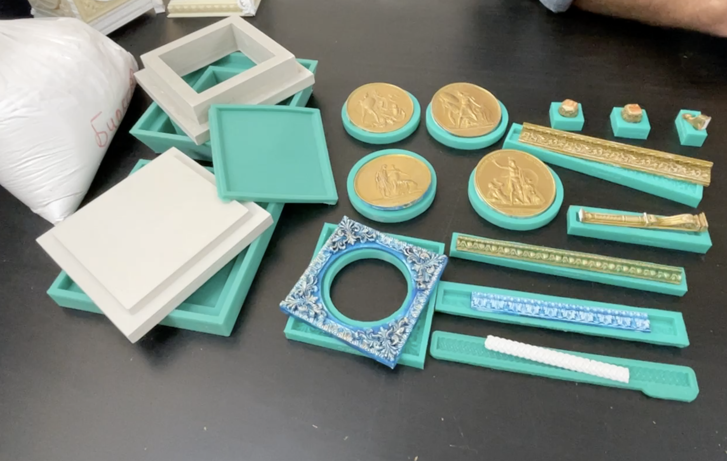 Комплект силиконовый форм и материалов для МК №6 "База с толстовками"