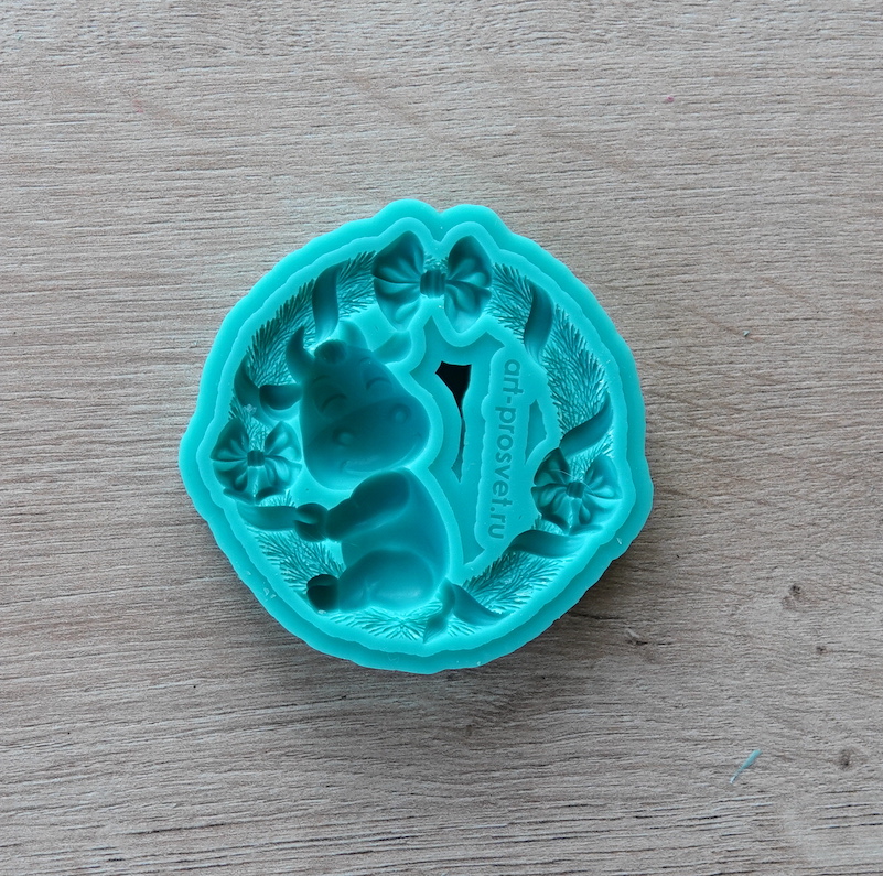 Молд "Венок с бычком" (S)