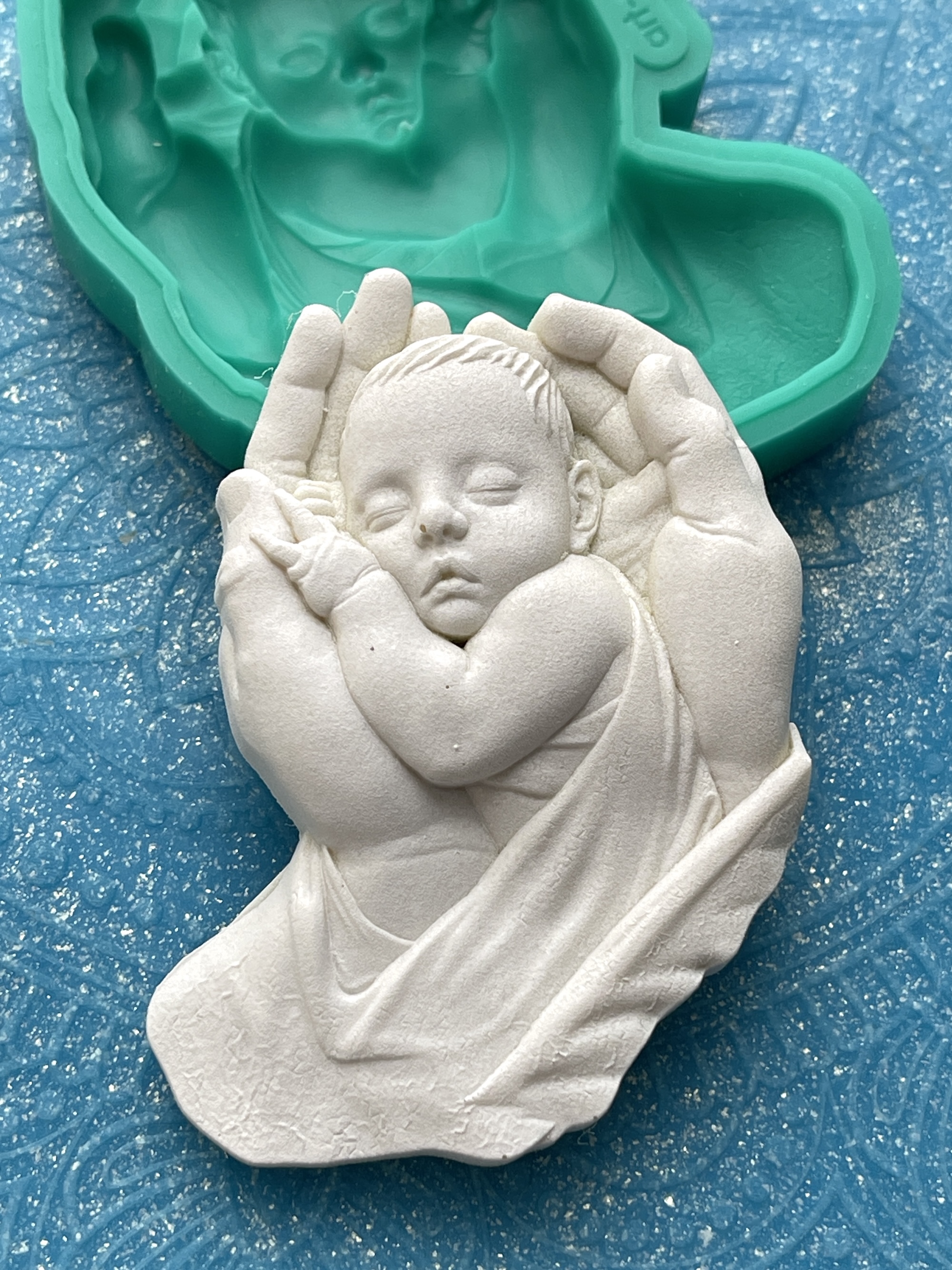 Молд "Младенец в ладонях" (M)
