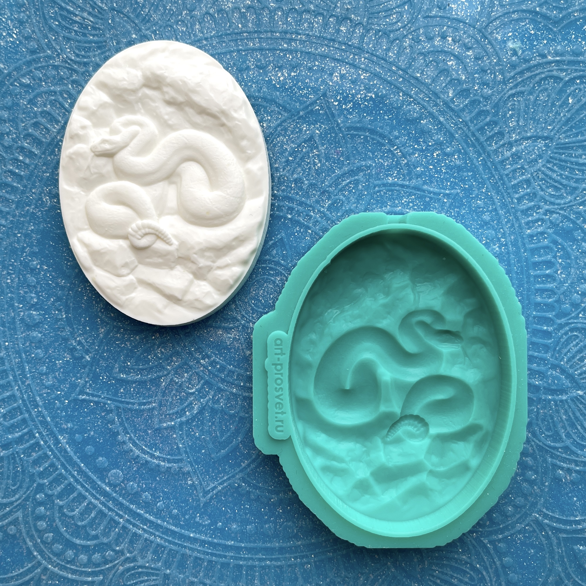 Молд камея "Гадюка на скалах" (M)