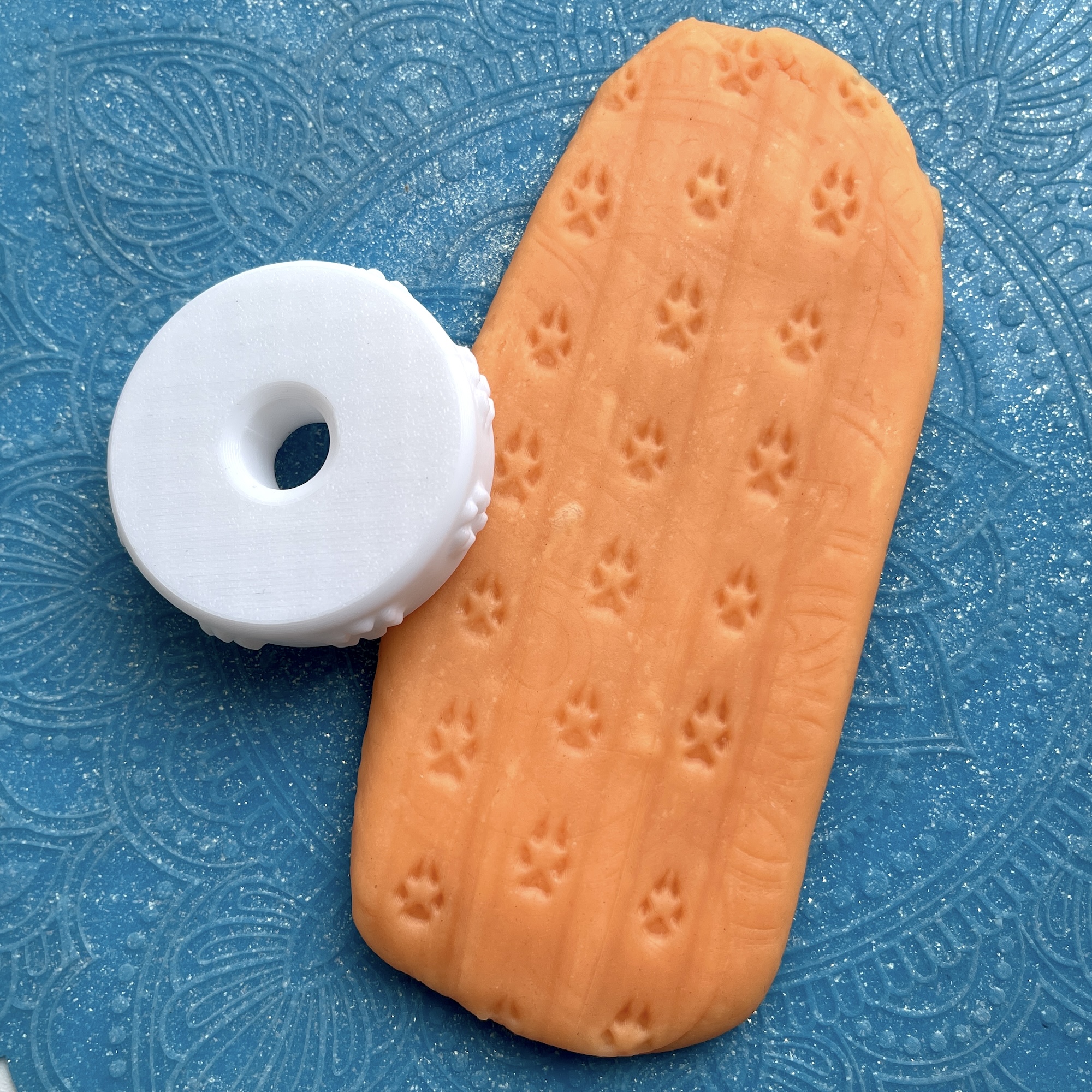 Текстурный ролик (скалка) "Собачьи следы" (XL), площадь 14x150 мм