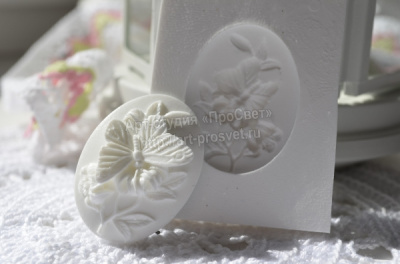 Молд бабочка на лилии