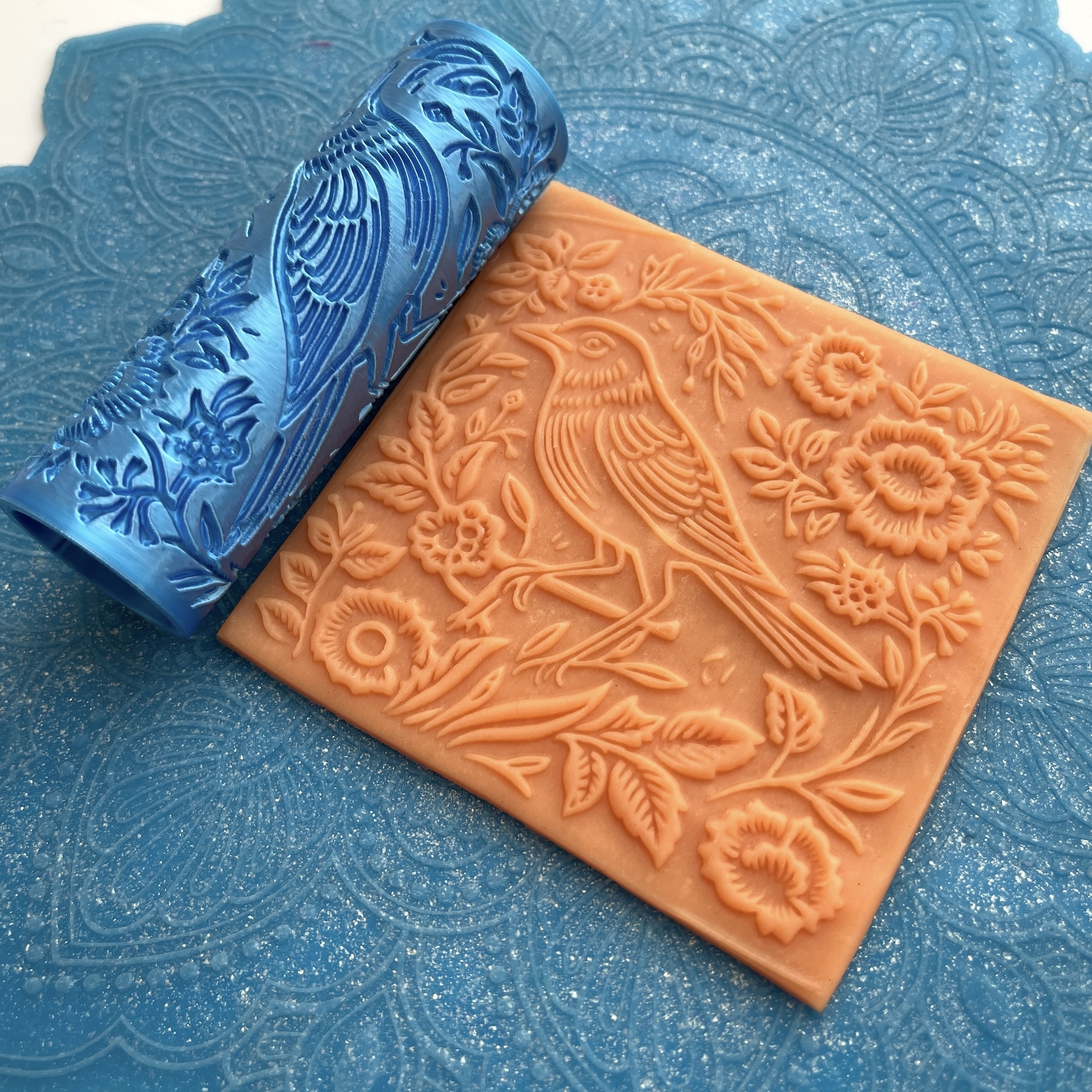 Текстурный ролик (скалка) "Птица 1" (L) OUT, площадь 100x100 мм