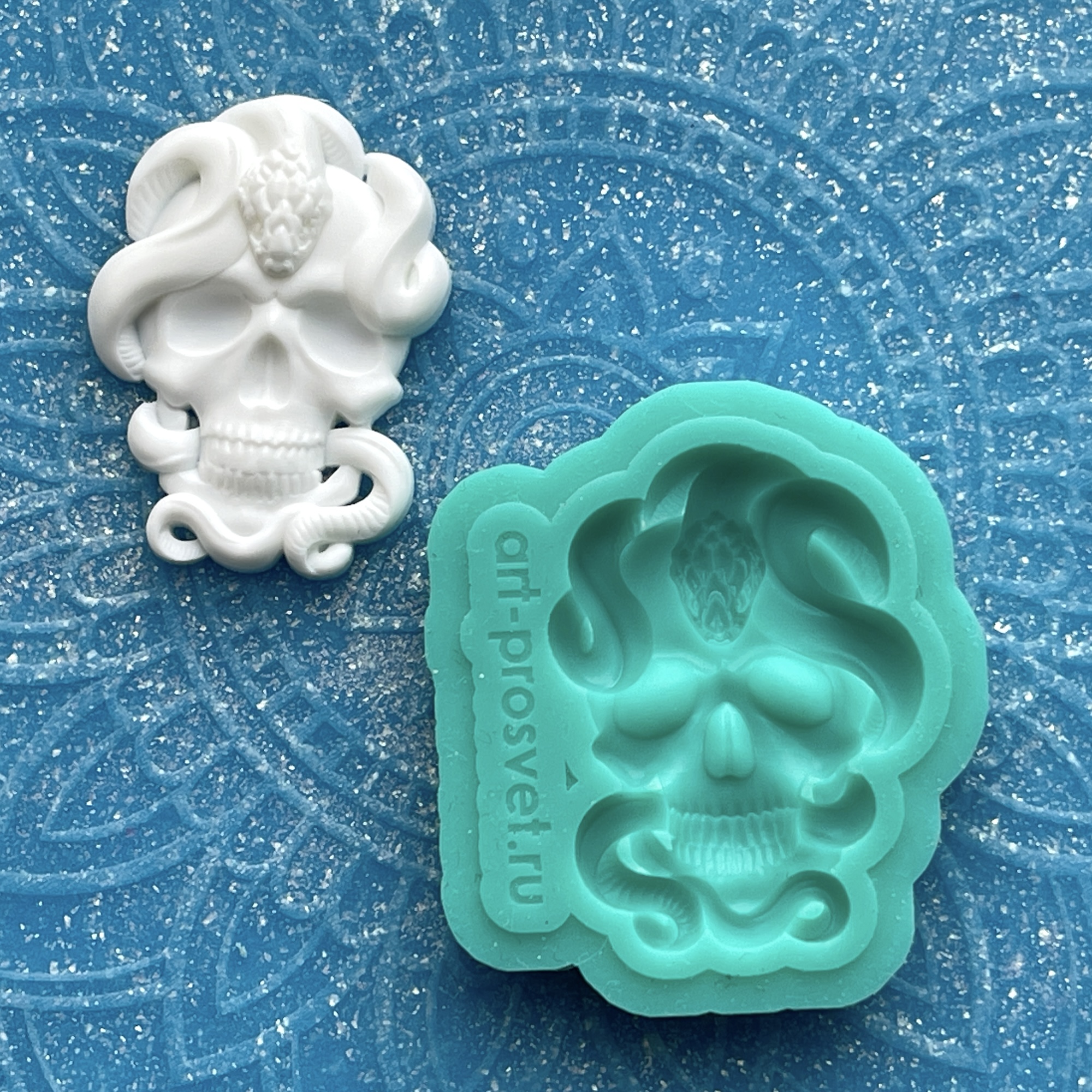 Молд "Череп со змеей" (XS)