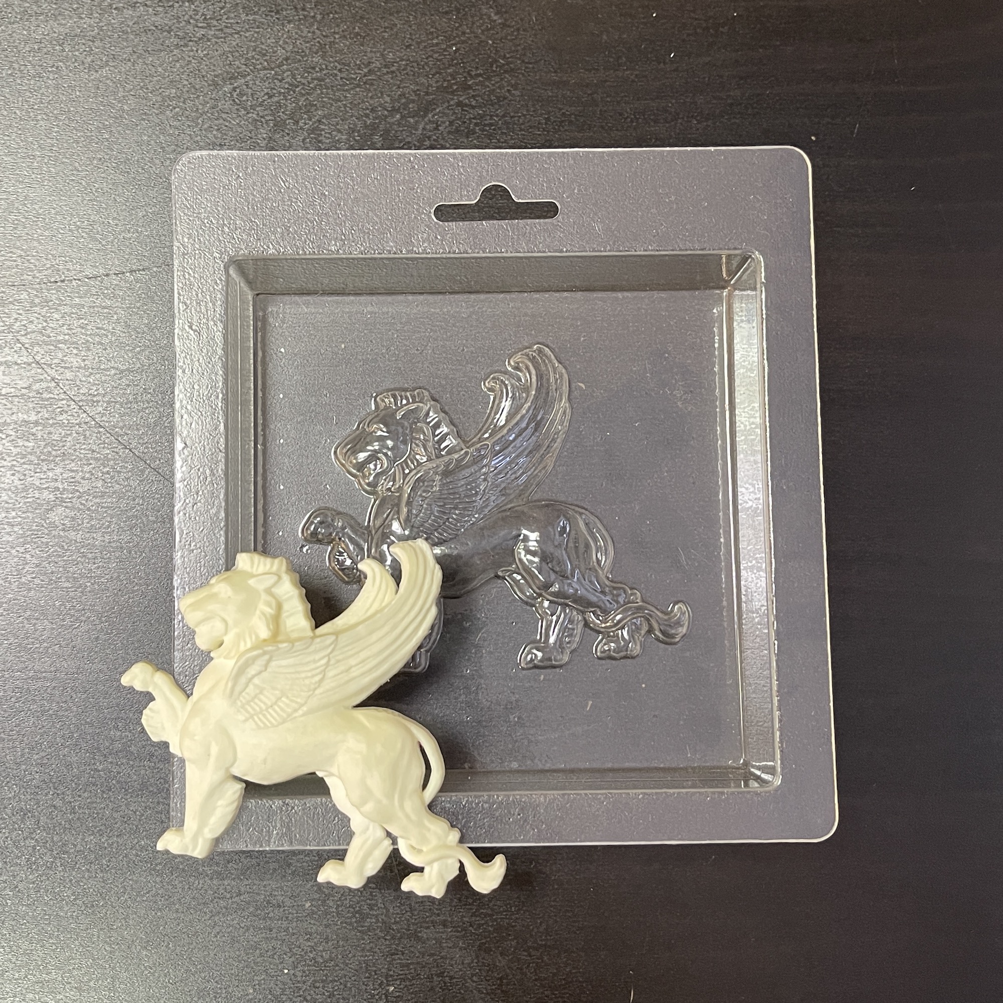 Пластиковая форма "Крылатый лев" левый