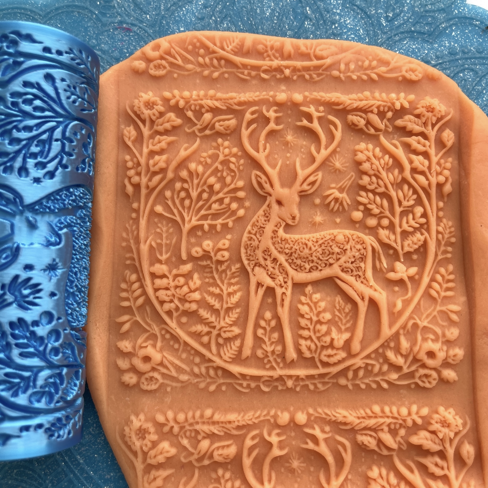 Текстурный ролик (скалка) "Олень" (L) OUT, площадь 100x100 мм