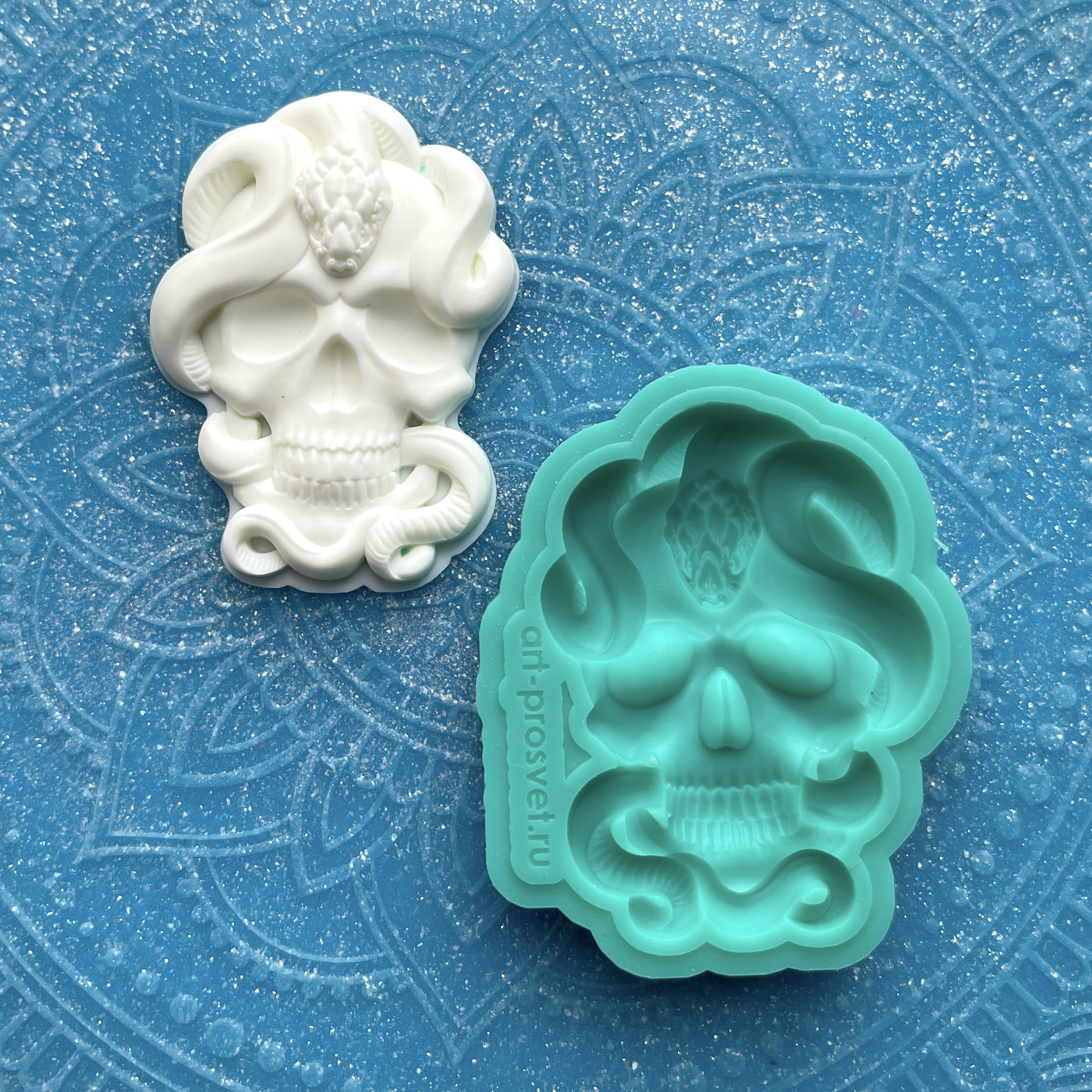 Молд "Череп со змеей" (S)