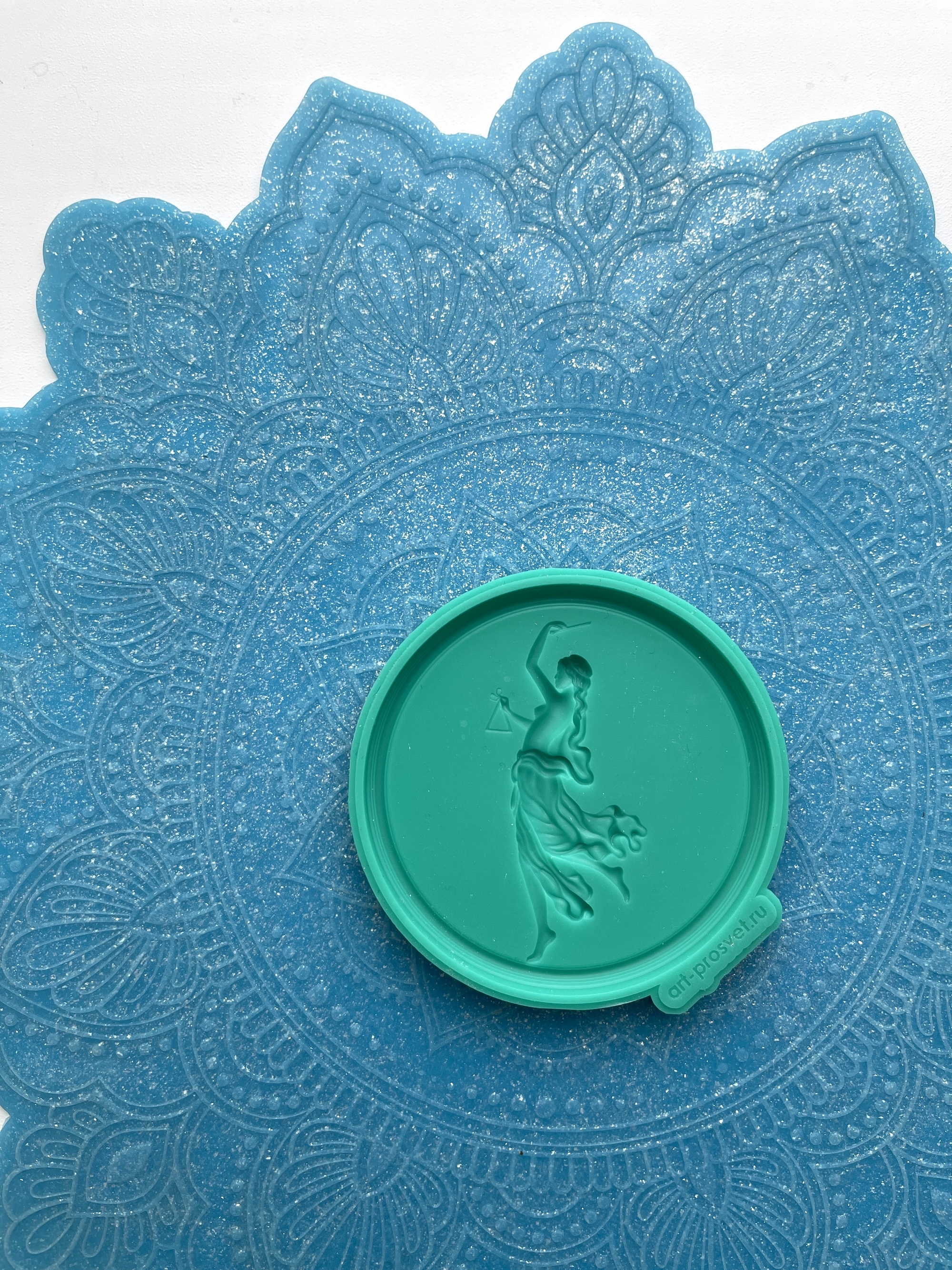 Молд панно "Девушка с треугольником" (M)