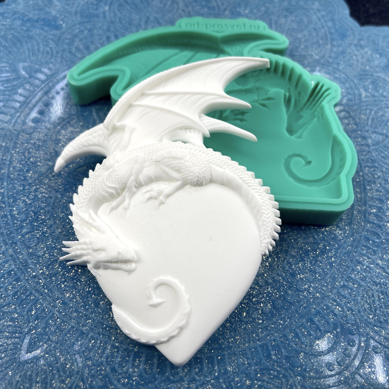 Молд "Дракон на сердце" (L)