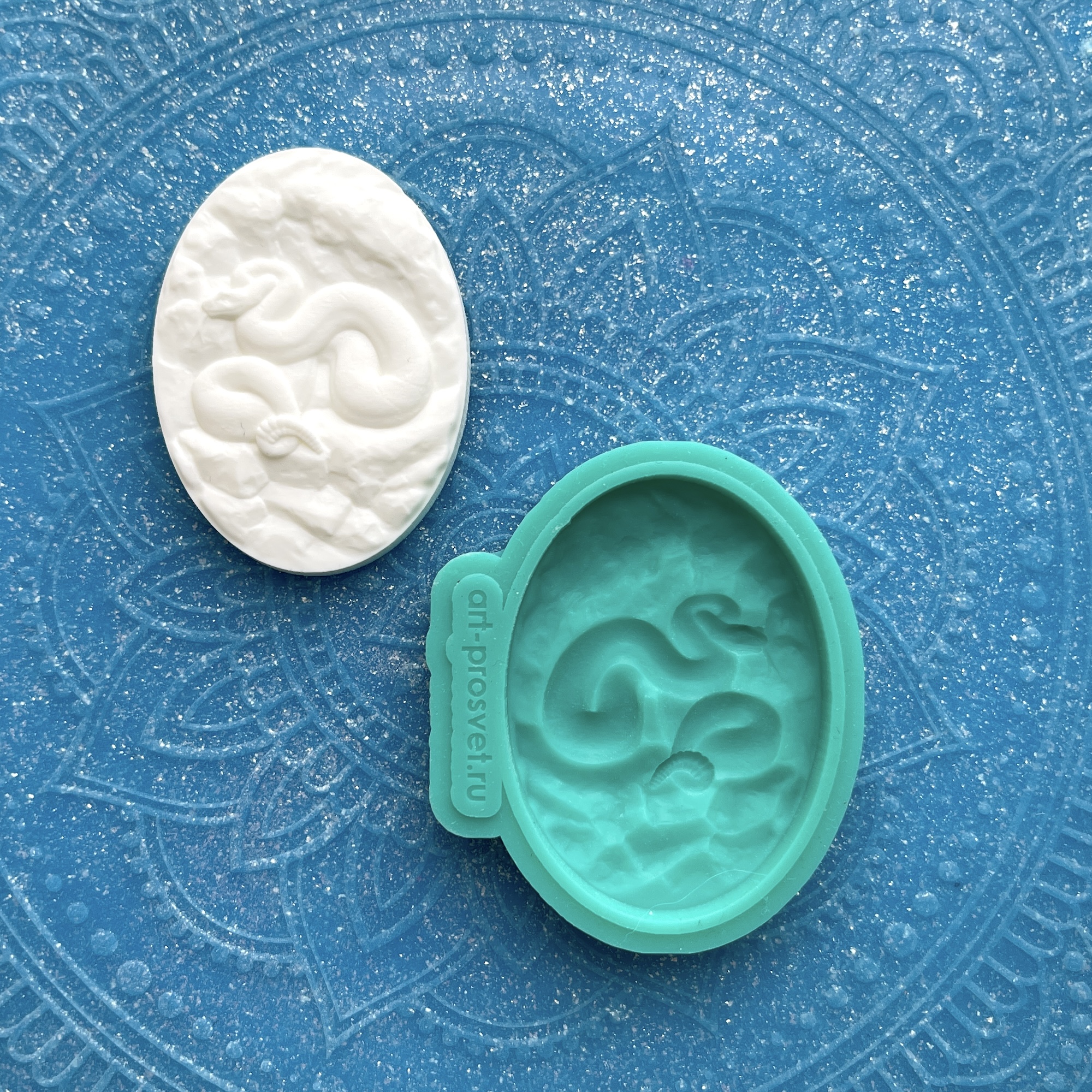 Молд камея "Гадюка на скалах" (S)