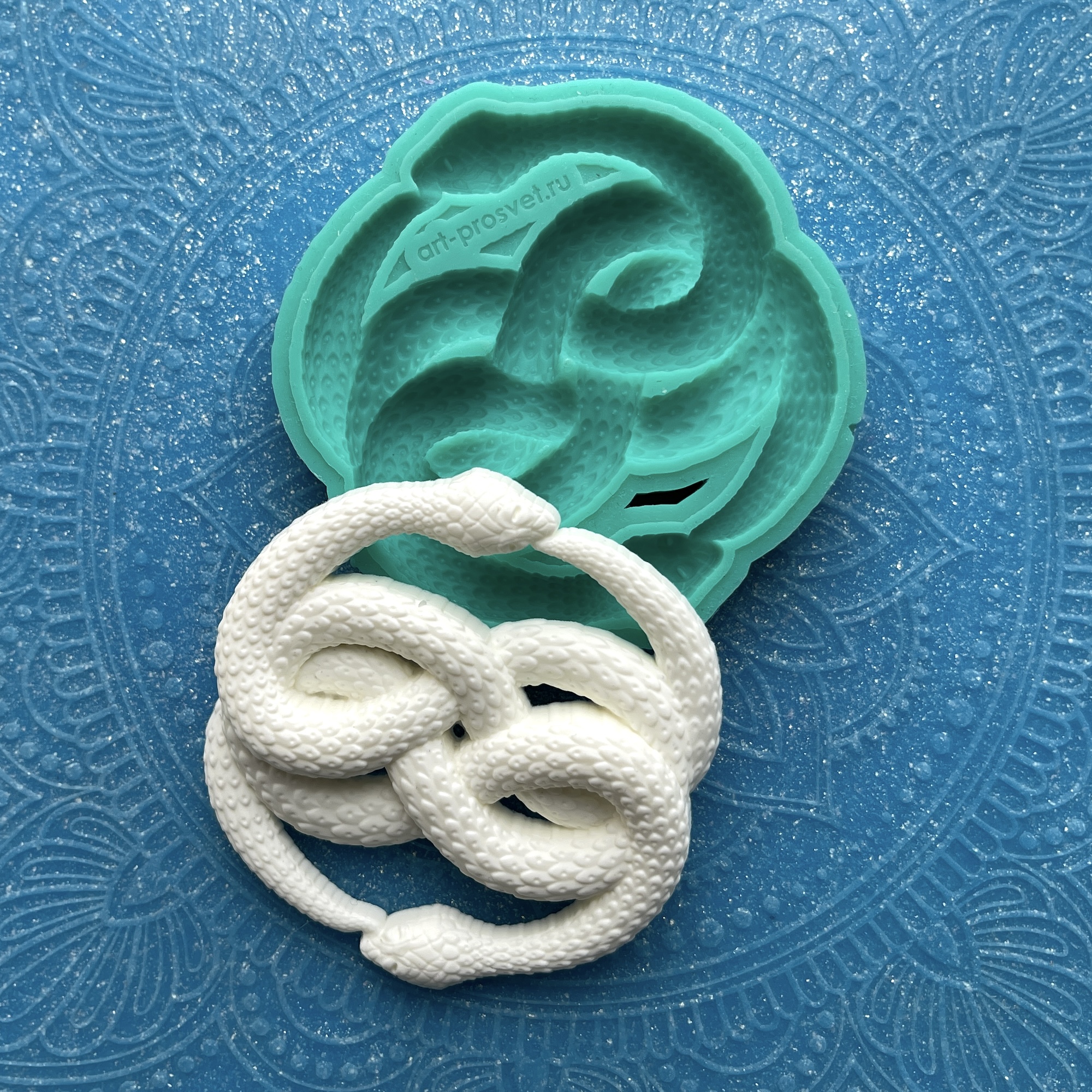 Молд "Сплетенные змеи в форме знака бесконечности" (M)