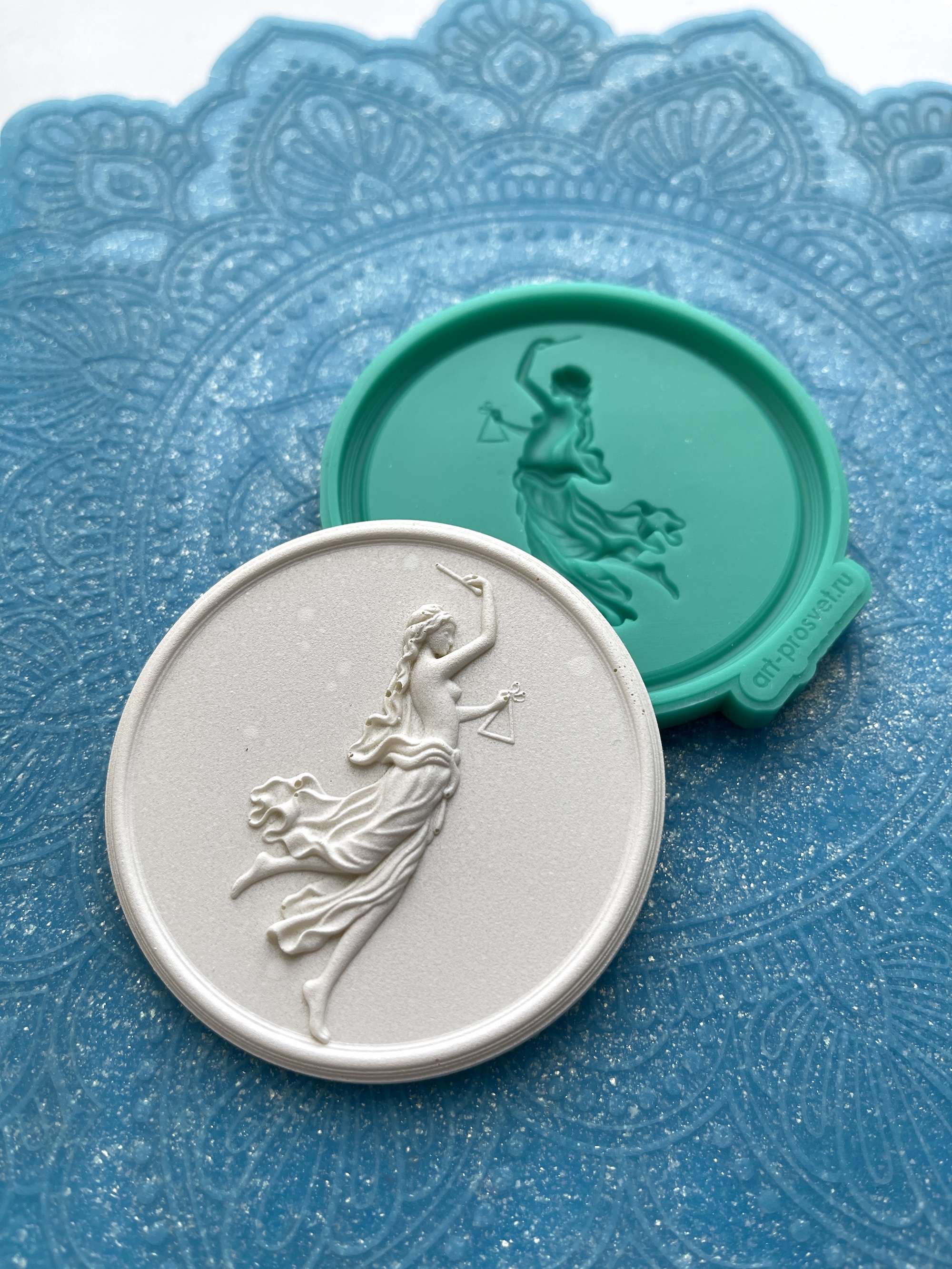 Молд панно "Девушка с треугольником" (M)