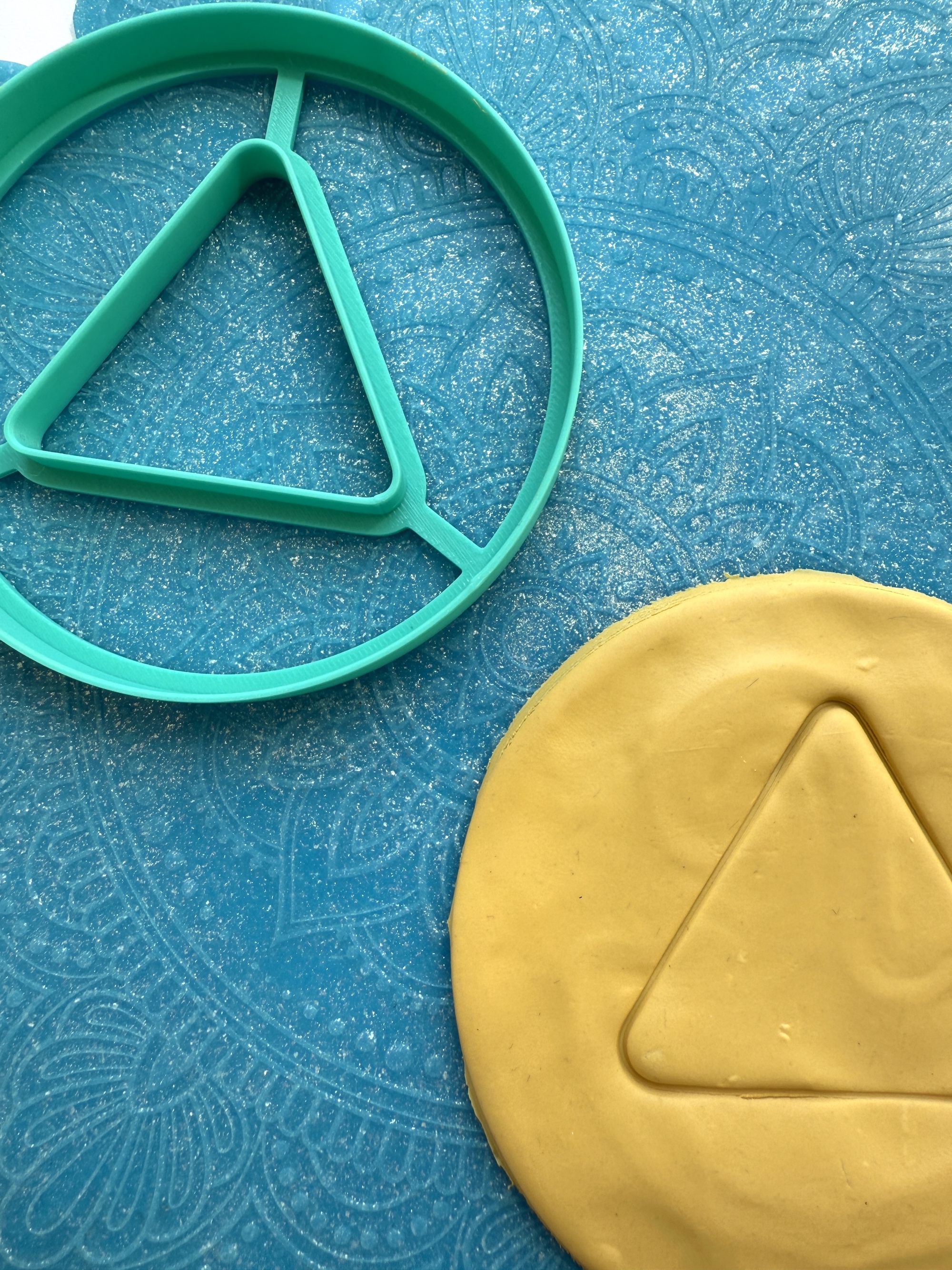 Форма-нож для теста, мастики, глины, по мотивам Игры в кальмара "Треугольник"