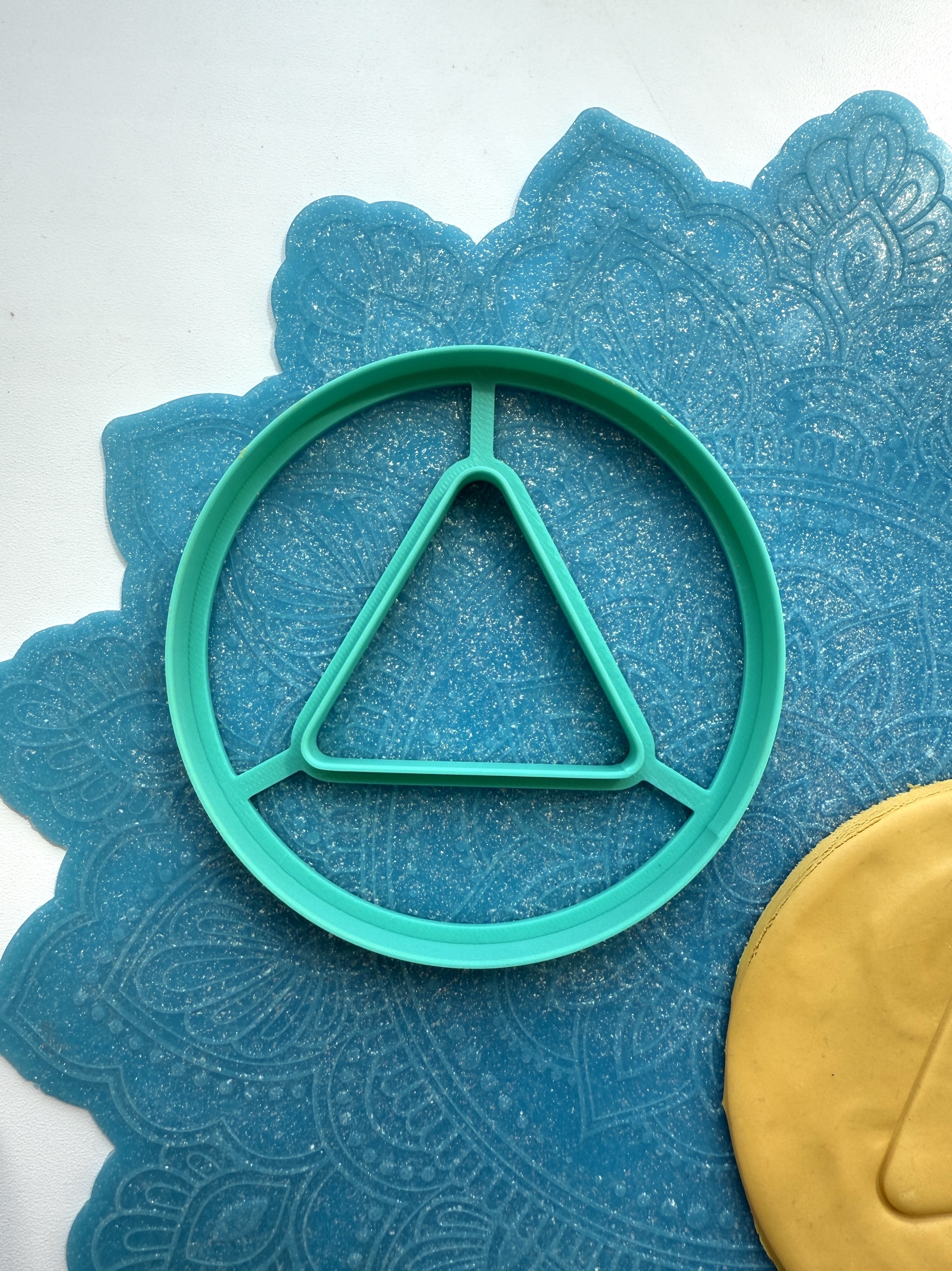 Форма-нож для теста, мастики, глины, по мотивам Игры в кальмара "Треугольник"