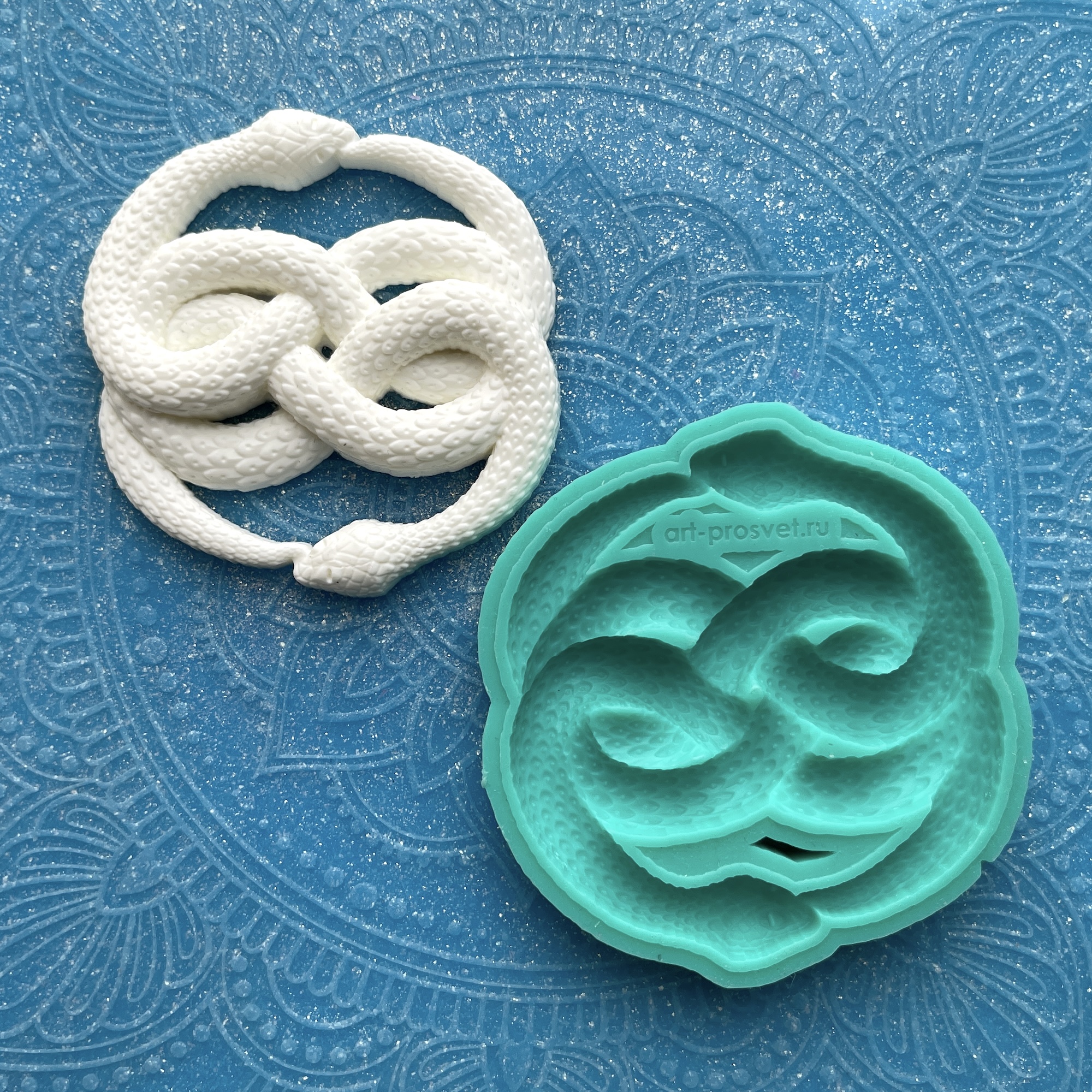 Молд "Сплетенные змеи в форме знака бесконечности" (M)