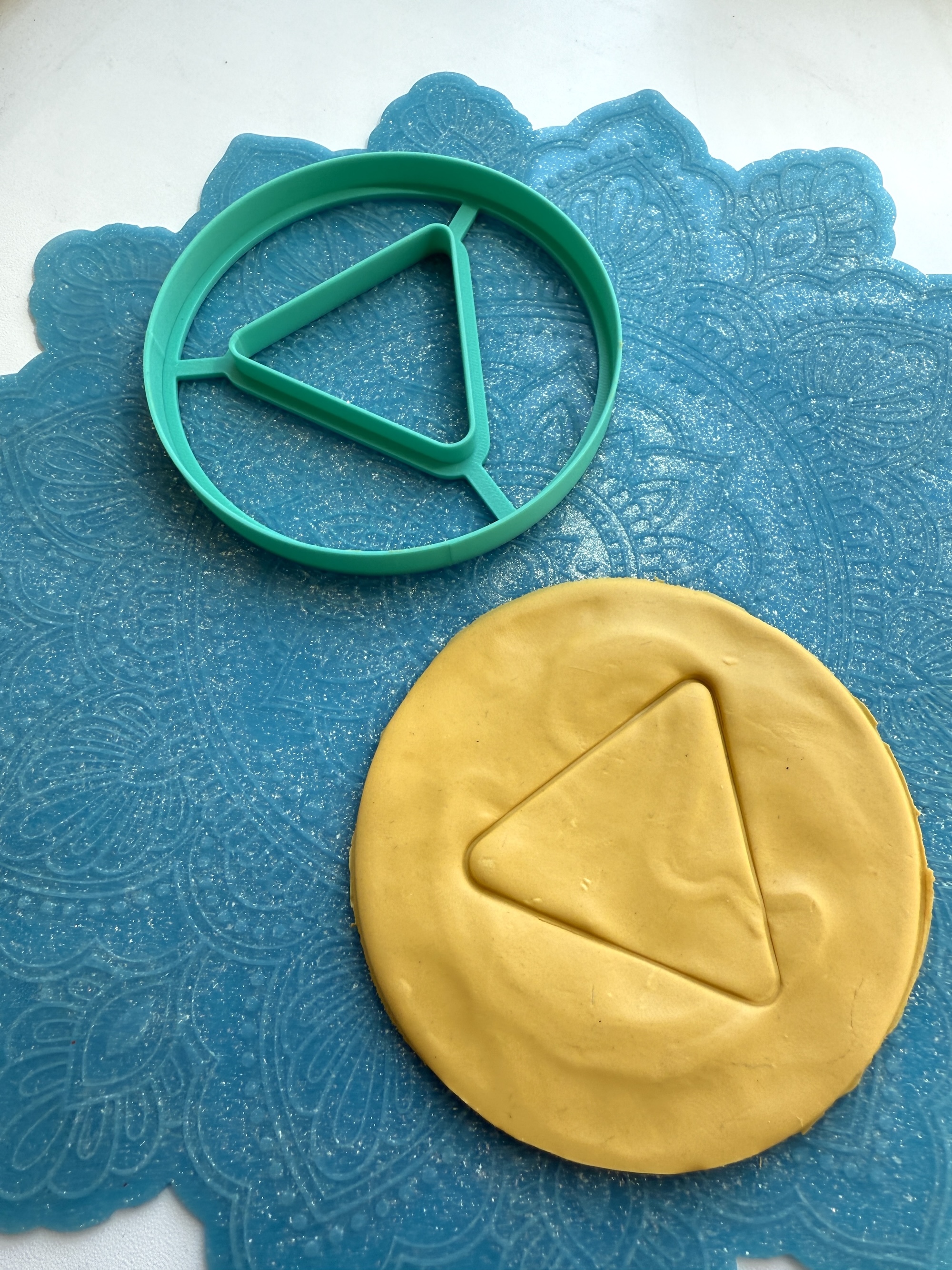 Форма-нож для теста, мастики, глины, по мотивам Игры в кальмара "Треугольник"