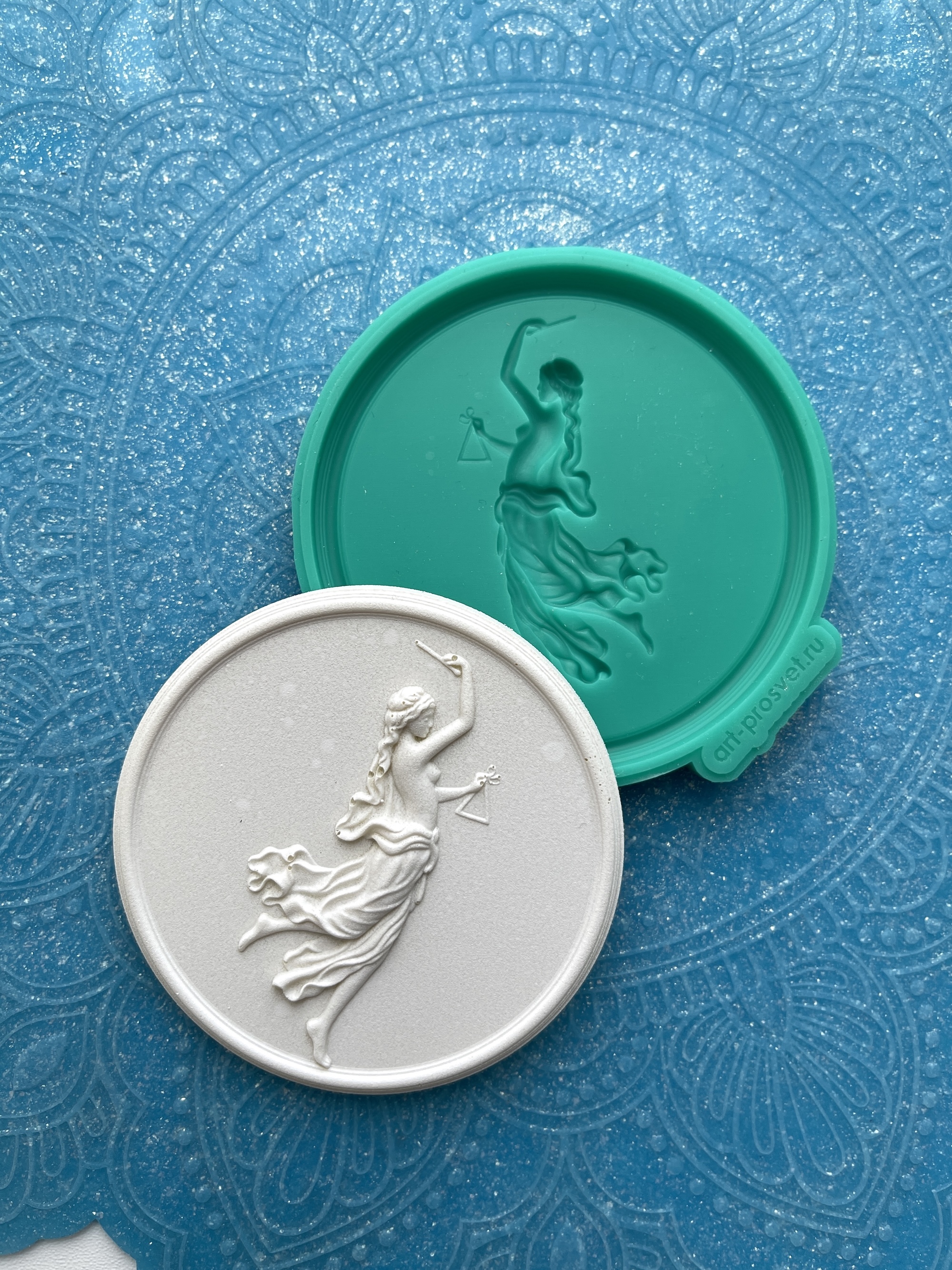 Молд панно "Девушка с треугольником" (M)