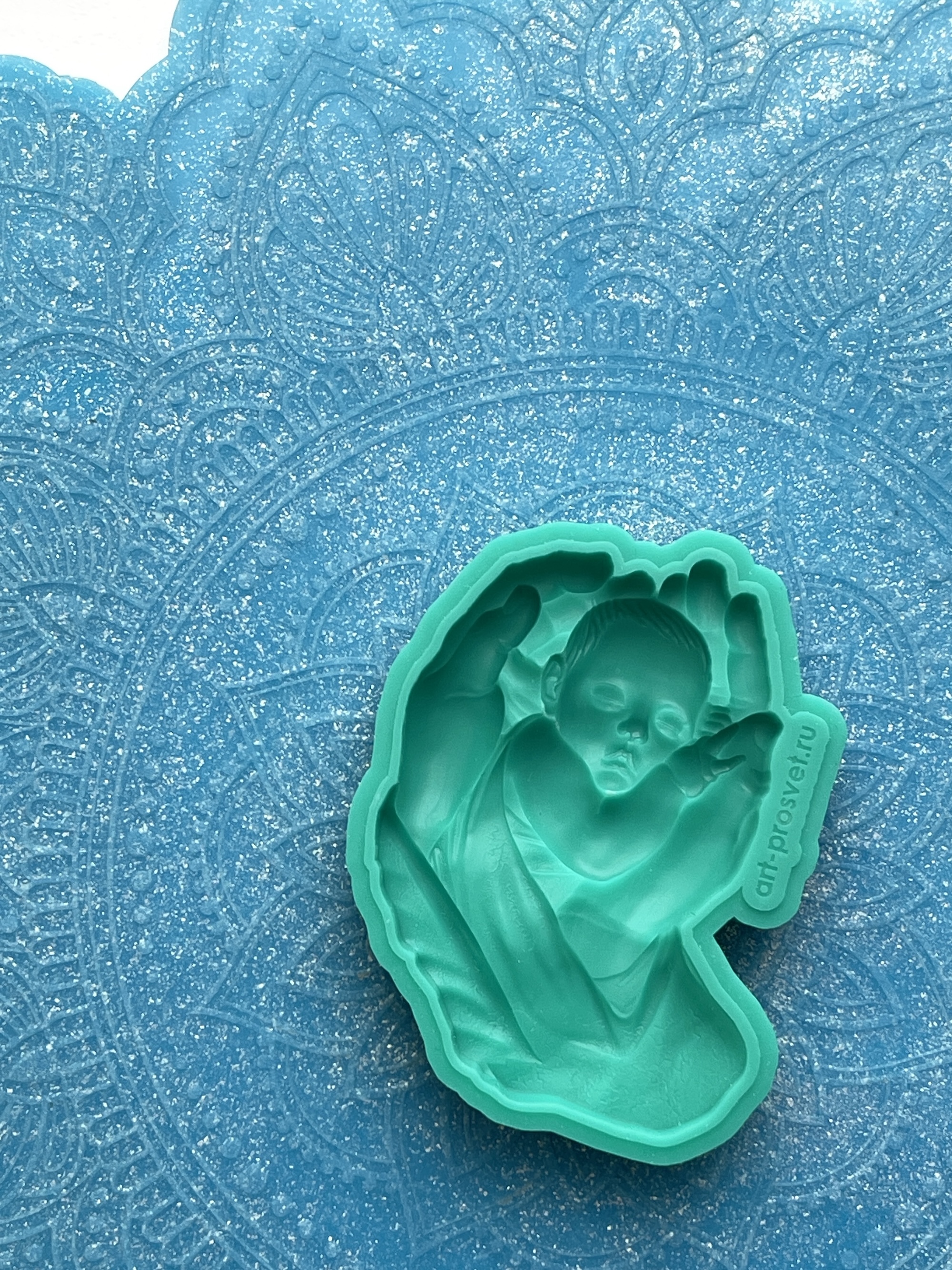 Молд "Младенец в ладонях" (M)