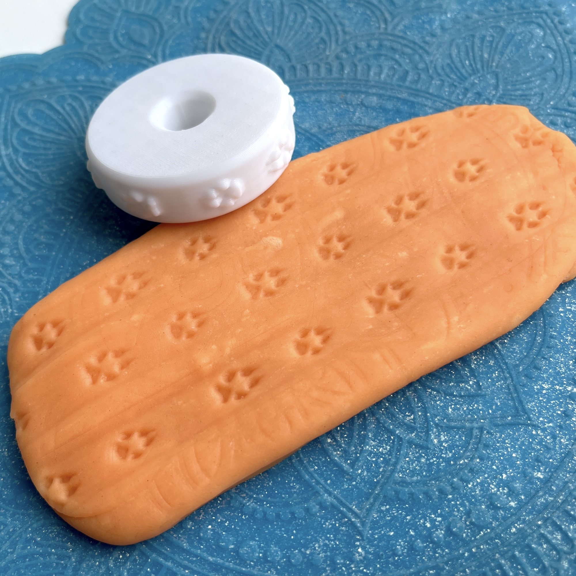 Текстурный ролик (скалка) "Собачьи следы" (XL), площадь 14x150 мм