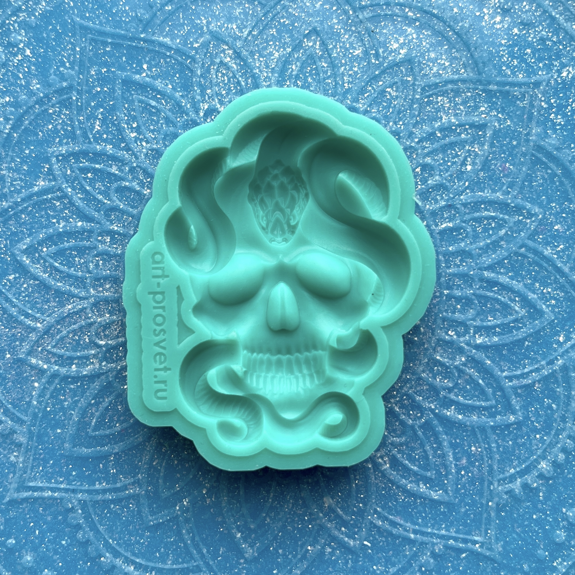 Молд "Череп со змеей" (S)