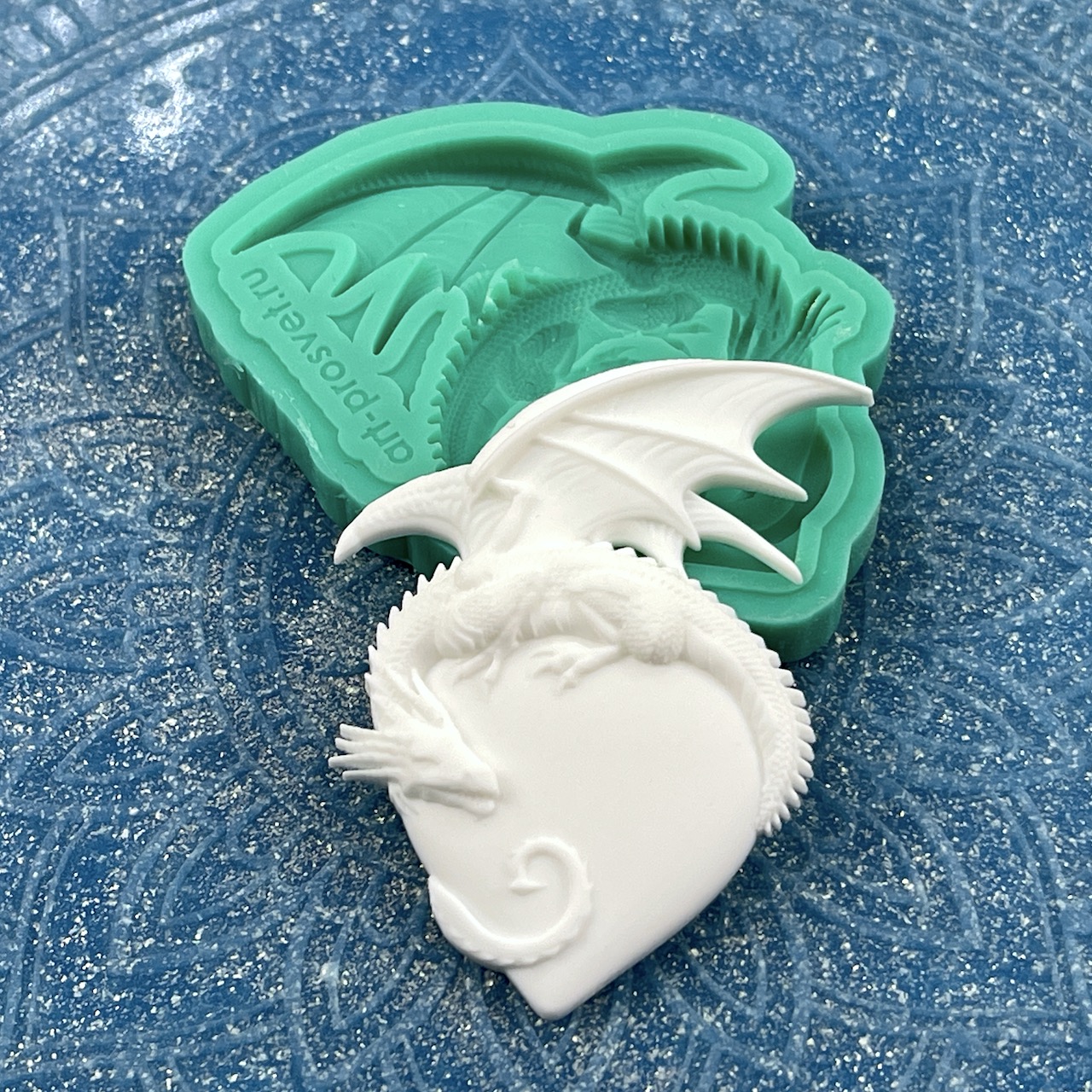 Молд "Дракон на сердце" (S)