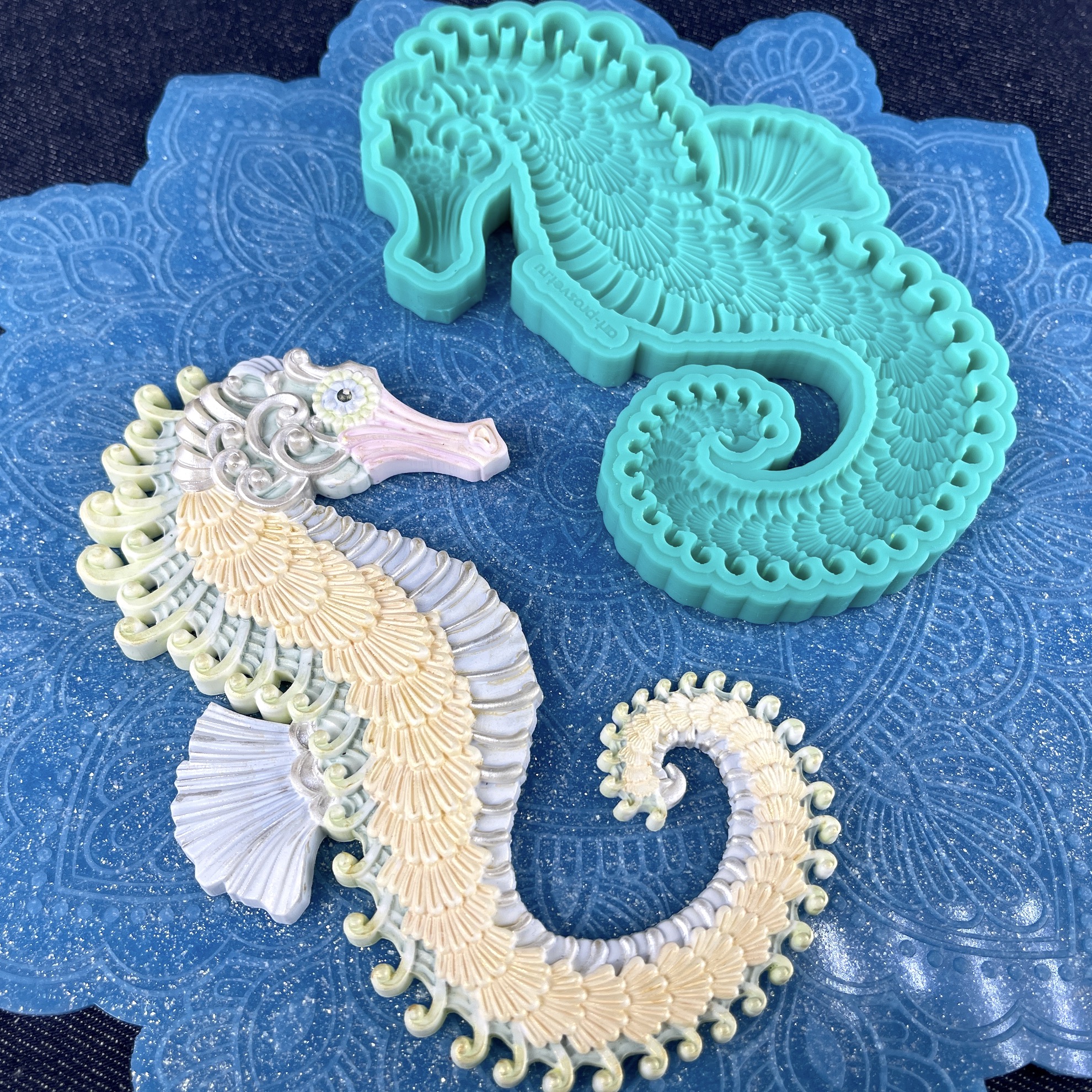 Молд "Морской конёк с рельефным рисунком" (XL)