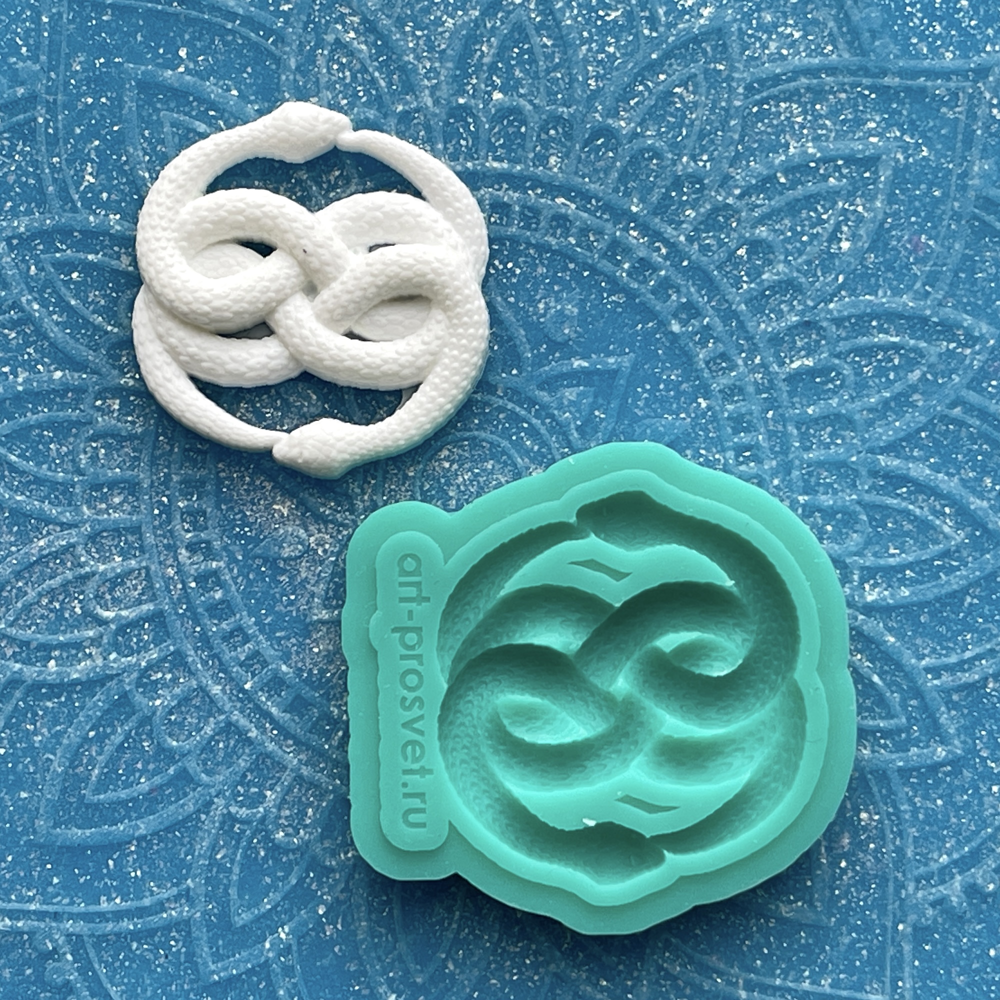 Молд "Сплетенные змеи в форме знака бесконечности" (XS)