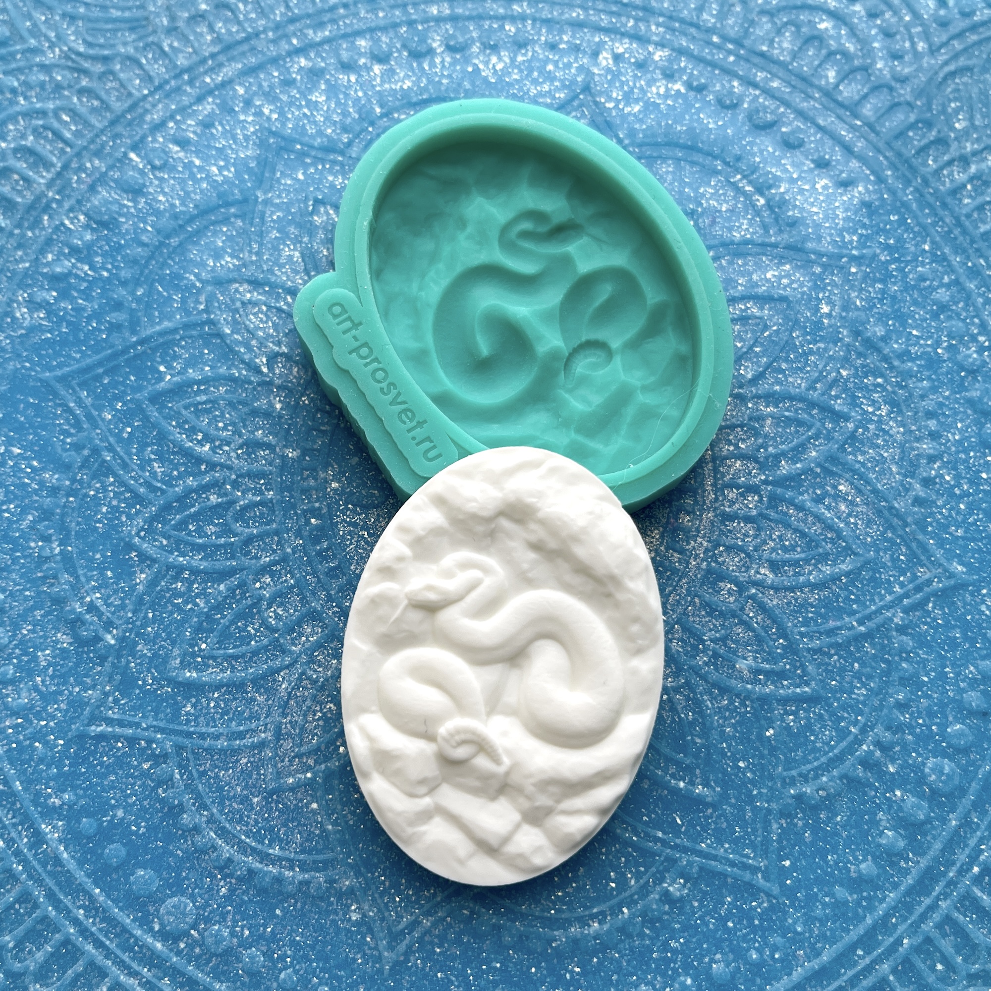 Молд камея "Гадюка на скалах" (S)