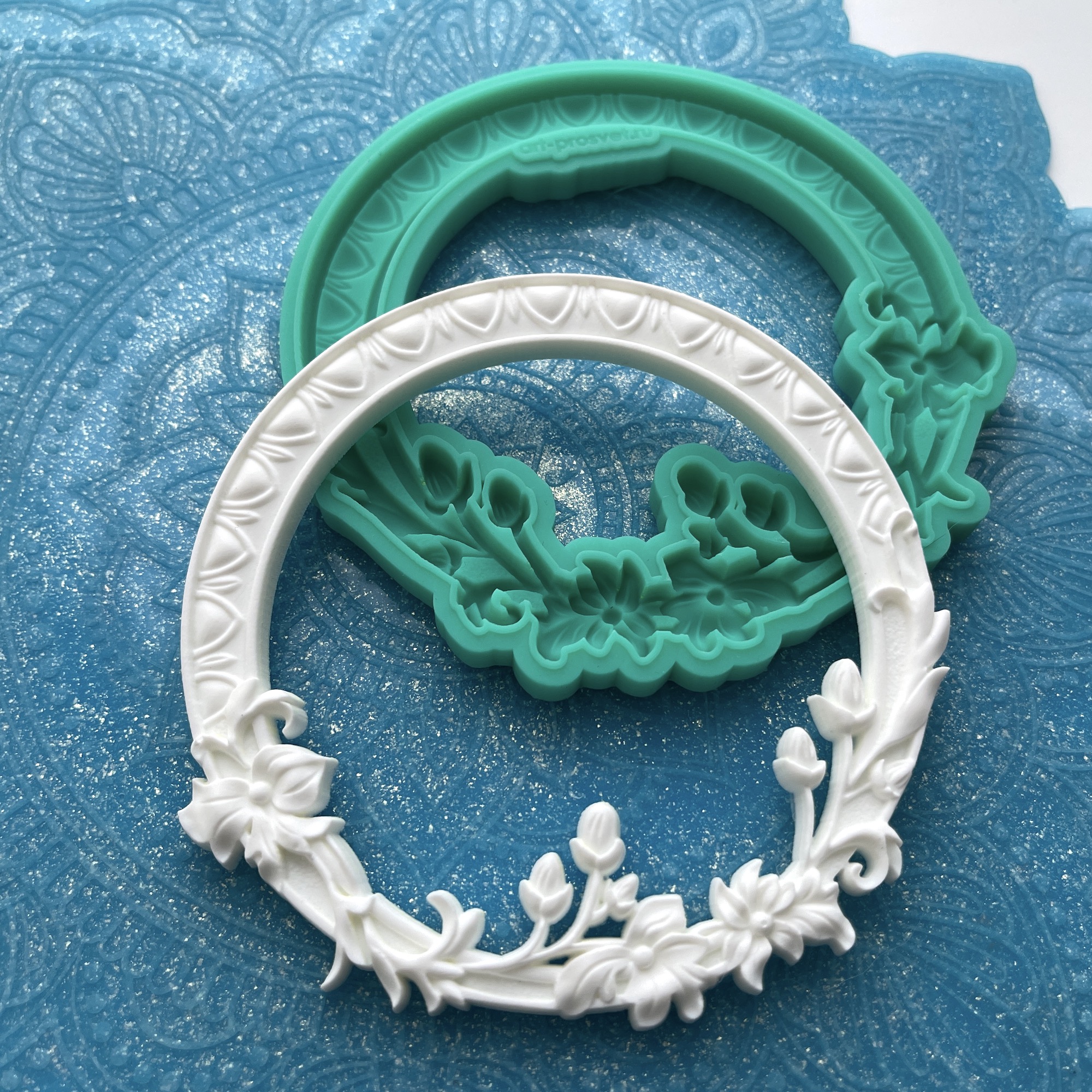 Молд рамка "Круглая с цветами" (L)